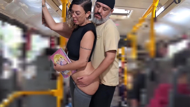 Gabi SweetCouplesStories: Une étudiante salope se fait éjaculer dessus dans le bus