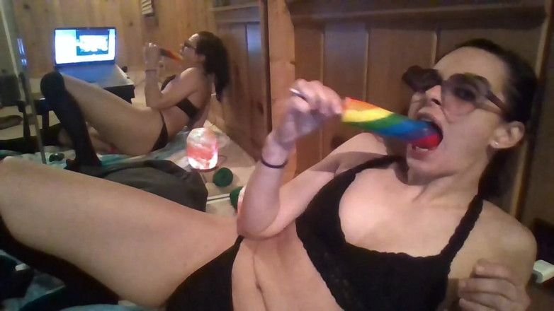 Rainbow Hottie: Duhová kočka kouří péro lol