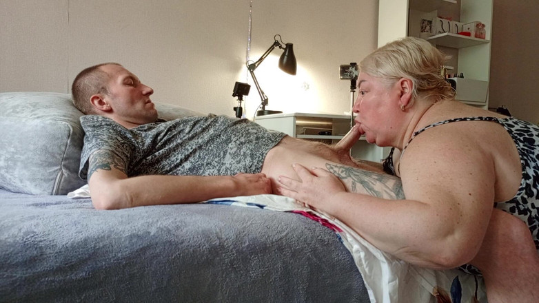 Zona901: Suegra chupa suavemente la polla hasta que me corro