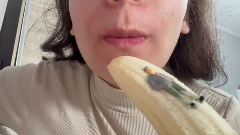 AmayaMori: Мачеха-великанша поедает банан, но видит