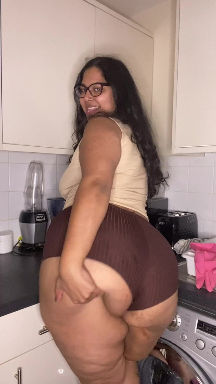 Zozonicoco: Грязная сквиртующая толстушка на кухне