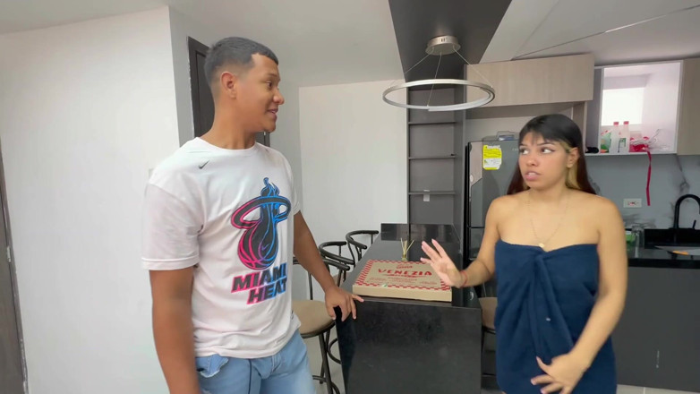 Saraymike: I Fuck the Pizza Delivery Guy to Avoid Paying for...
