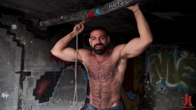 Kinky Bites Gay: 一人のリッキー・ラーキンは廃工場でペニスと睾丸を縛る