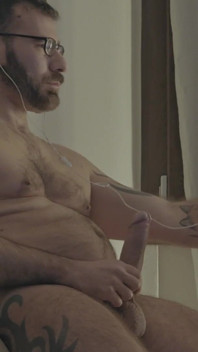 Papi se masturba su gran polla
