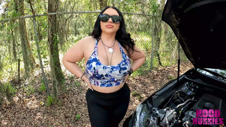 Hood Hunnies: Mandi May Has a Little Car Trouble