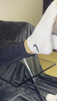 Schmutziger weißer sneaker-anbetung - stinkende Socken im gesicht mit Valeria Night (frontansicht)