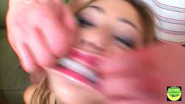 Naughty Asian Women: Blond asiatisk kat kyss får sin rövhål och fitta creampied...