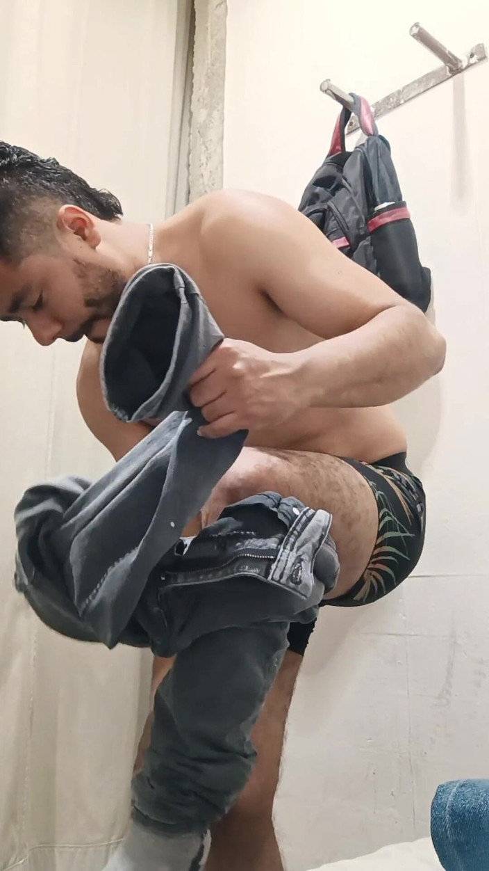 Tommhot: Urinare in un bagno e masturbarsi nello spogliatoio del negozio