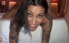 Une nana tatouée à gros nichons se fait ravitailler la chatte
