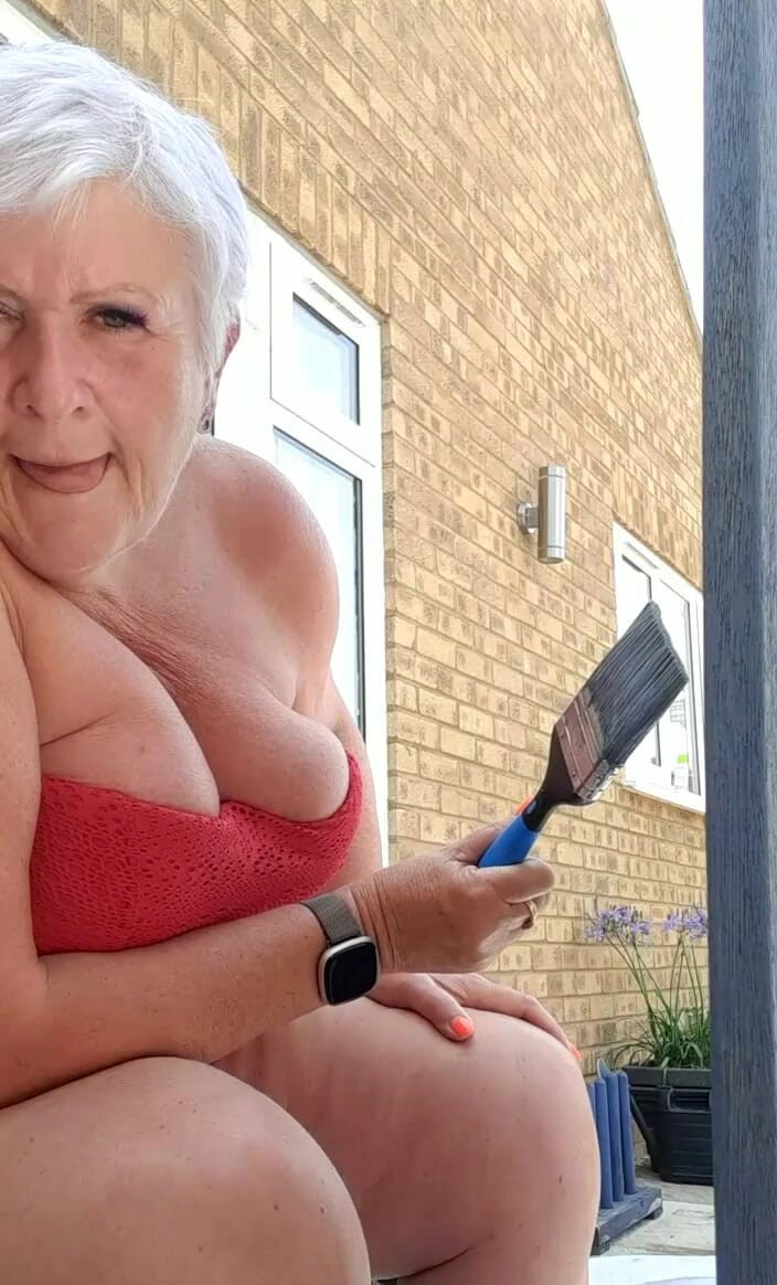 Uk Joolz: Pictură îmbrăcată în lenjerie!