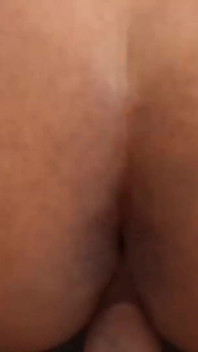 Dövmeli orta yaşlı seksi kadın tesisatçıya ıslak sakso çekiyor