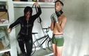 Selfgags femdom bondage: Juguetes juguetones de Catwoman con chico latino solitario!