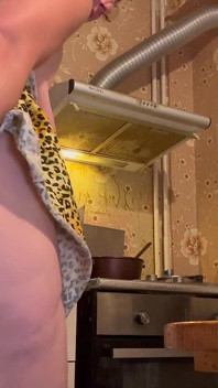 Tan cachonda que se masturba toda la cocina