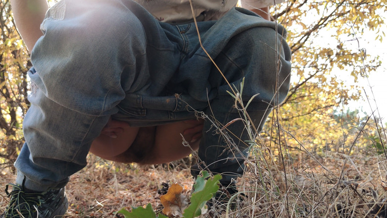 Risky Hairy Couple: Orinar en el bosque