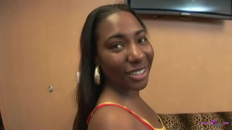 Naughty Black Girls: POV lieve grote natuurlijke tieten zwart meisje India probeert voorzichtig...
