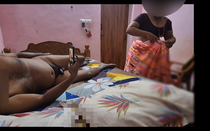 Black & white desicat: Seksi komşu evli kadın Sreejaa sari amcığını parmaklıyor ve iyi...