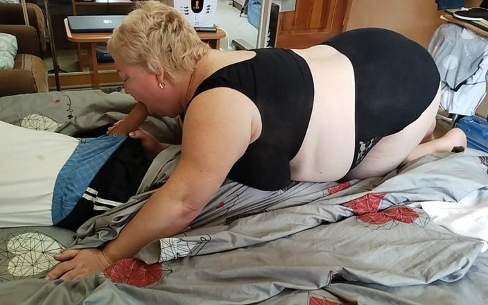 Sweet July: मैंने होटल के कमरे को मिलाया और मुँह में वीर्य लेने के बाद अजनबी का लंड चूसा
