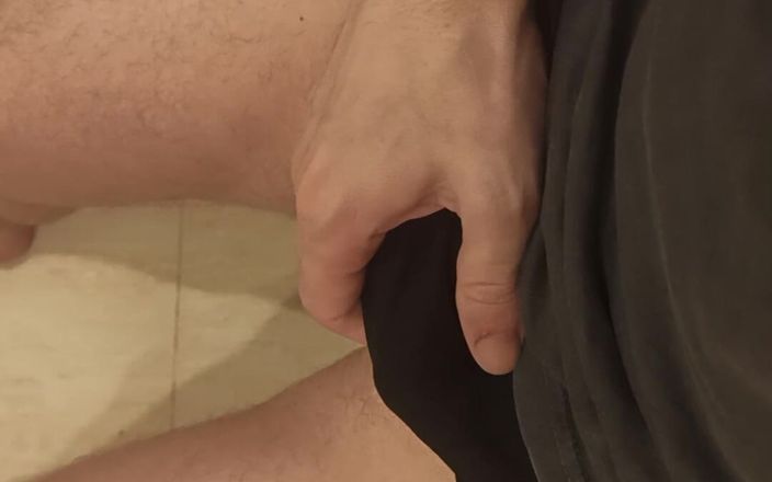 Pasha: Een man masseert zijn penis terwijl hij op het toilet...