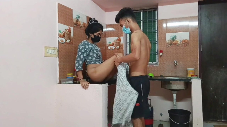 Tip_top_mall: Aku menemukan saudara tiriku yang sange di dapur