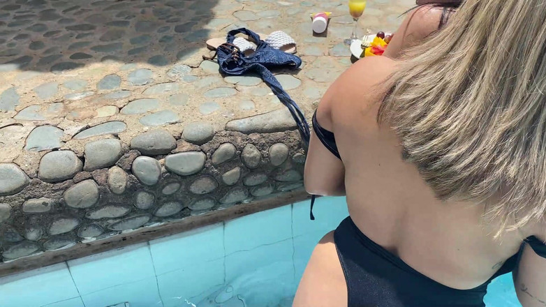 Naty Delgado: Hari yang cerah di kolam, kawan baik saya melancap saya...