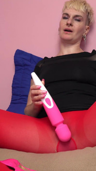 Liliana usa dois brinquedos para um enorme orgasmo