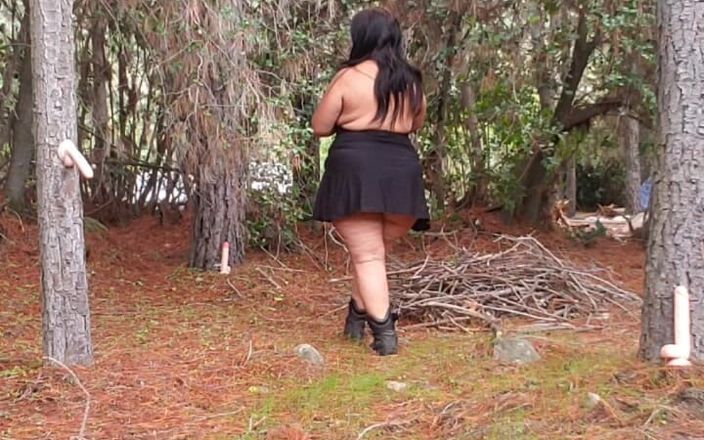 Riderqueen BBW Step Mom Latina Ebony: Une BBW mature sexy en bottes et robe joue avec...