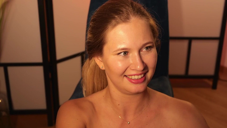 Stella Cardo: Dia menghisap mainan itu dan menunjukkan lubang mana dia akan...