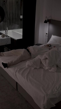 Nadržená macecha sdílí postel, v hotelu s nevlastním synem po párty Dada Deville, skutečná amatérská MILF