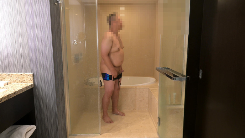 Azn Dad Man: 亚洲爸爸Speedo脱衣舞，热水淋浴和自慰