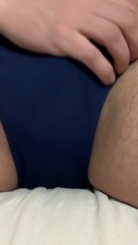 Succhia un carico nello Speedo blu