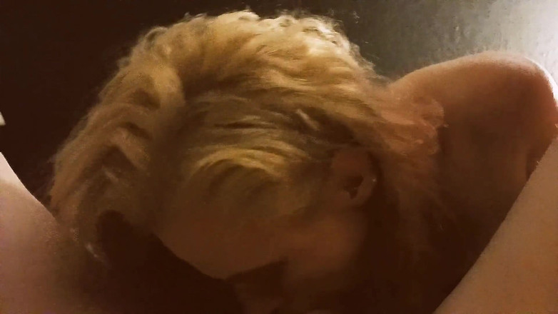 Bombstick and Trouble: Sexy blonďatá milfka je ošukaná do obličeje