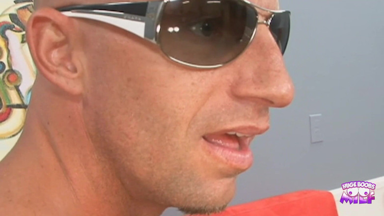 Huge Boobs MILF: ファンシーなMILFは欲求不満な男に乗っていて、大量の射精を口に含みます。