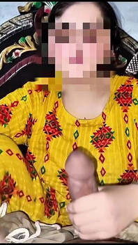 สาวอิหร่านสุดฮอตใน salwar kameez สีเหลืองแน่นนมใหญ่เย็ดนมใหญ่และเล่นควยแข็งของจริงถ่ายเอง