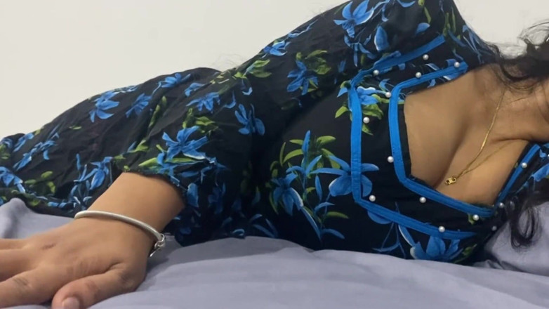 Arabicqueen: Tamil con enormes tetas y cuerpo sexy