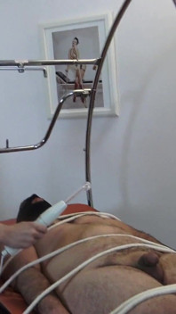 나는 그에게 구두로 모욕하고 그의 입에 침을 뱉는 동안 Ro Stick