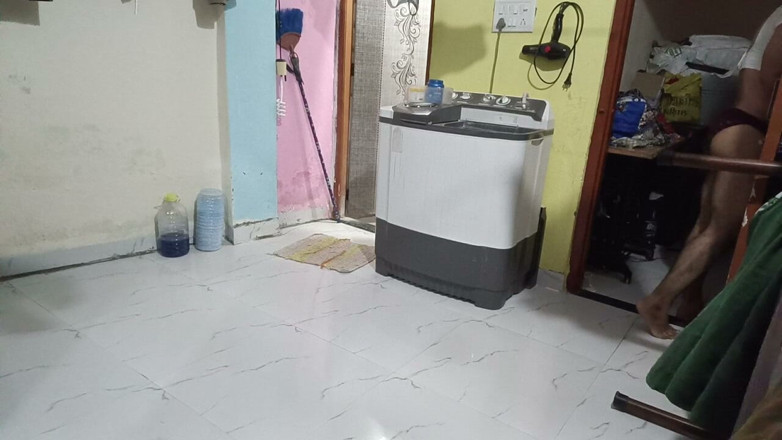 LovedSunsine1990: Aku memijat penisku sambil memakai blus istriku.