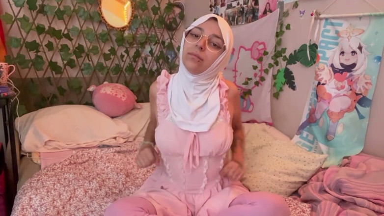 lanalovacutie: Muslim-yoga-in-hijab-in-bed