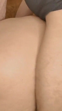 Un film de sex egiptean arată Qamar făcând sex în fesele ei mari, cu limbaj obscen.
