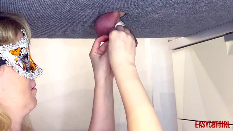 AnnyCandyPainboy: 愛人は奴隷のペニスをいじり、彼に重りをぶら下げます Easycbtgirl