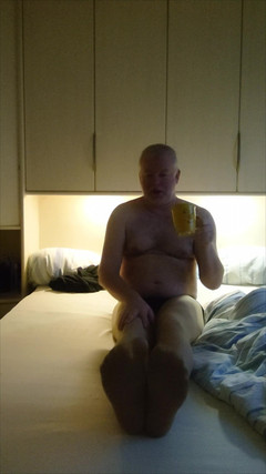 Carmen_Nylonjunge: Chłopak w nylonze życzy ci mroźnego poranka