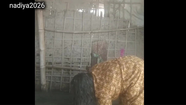 nadiya2026: Üvey annem onu duşta izlerken tahrik oluyor.