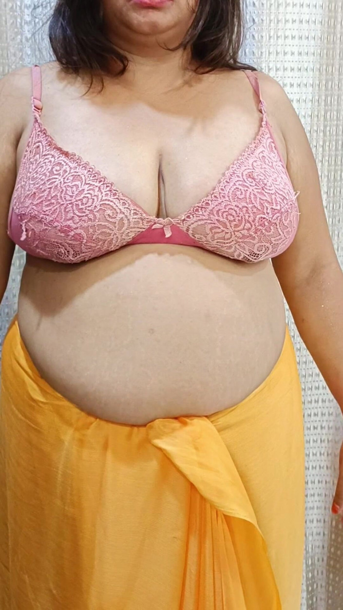 Catchybusty: Aku melepas saree bhabhi dengan sengaja