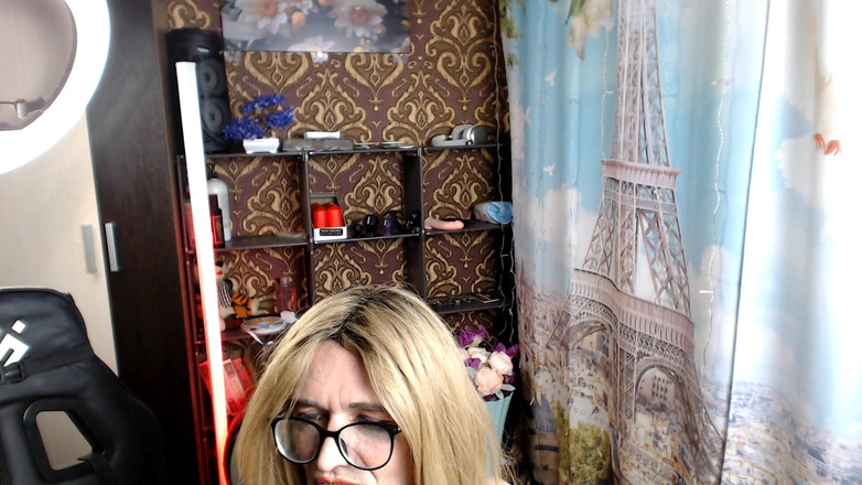 violet_bisex: El Travesti Masturba Su Pequeño Pene Sin Erección.
