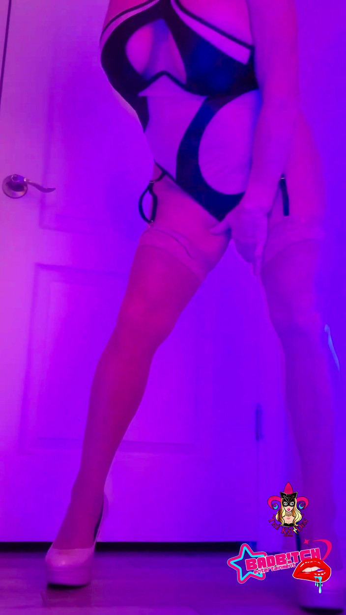 Kat-Licious: Kat-licious dança sensualmente em pelúcia preta &amp;bronzeada, cinto de liga e...