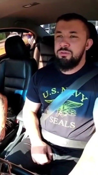 Pompino nel traffico: mostra una bruna che mostra il seno e succhia tutto ciò che c'è in macchina