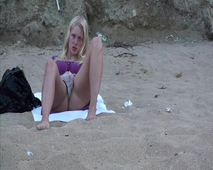 Blondehexe: Ragazza bionda lo fa lei stessa sulla spiaggia