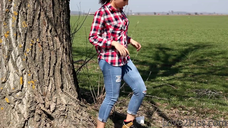 Love 2 Piss: Thoát y trên con đường quê hương