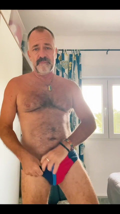 Daddybearvlc: Zkouším speedos jsi poslal!! Chtěla jsi zůstat anonymní, ale víš,...