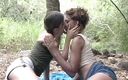 Lesbo Tube: Lustiga lesbiska slickar i naturen