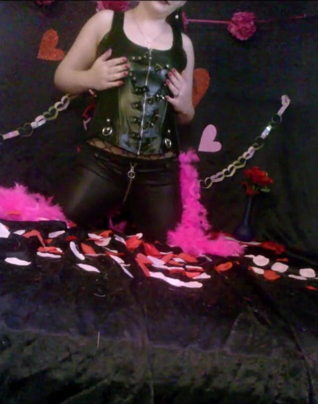 Queen Mea: Heart-on body worship